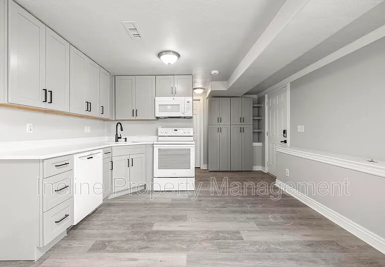 4016 S Sunrise Dr — Photo 3