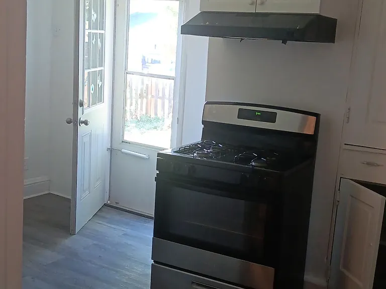 515 W 6th St #6 — Photo 5