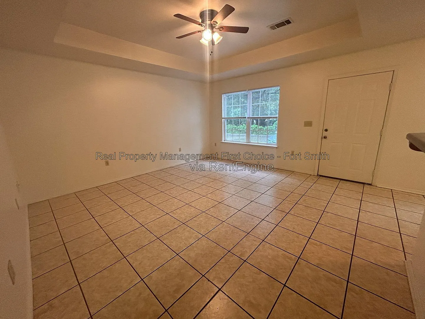 3 bed, 2.0 bath, 1050 sqft, $925 — Photo 2