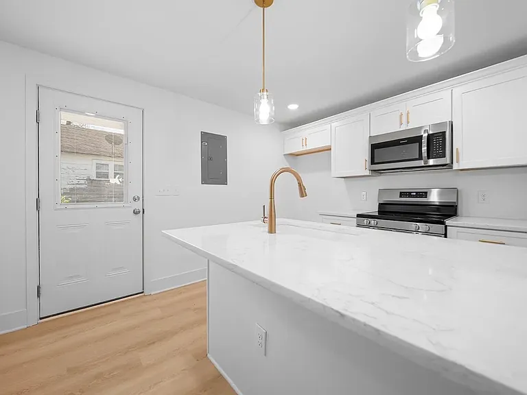 2115 Carter St — Photo 6
