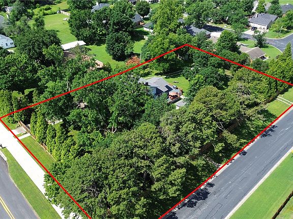 3rd image of 901 McCollum Dr