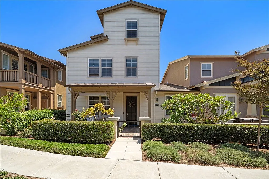 4 bed, 2213 sqft, $5,200 — Photo 1