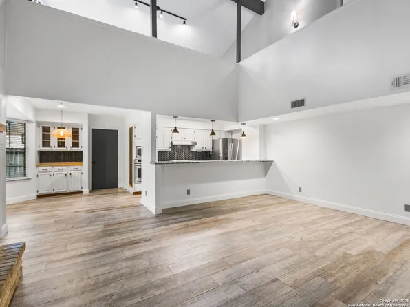 4526 Honey Locust Woods, San Antonio, TX 78249