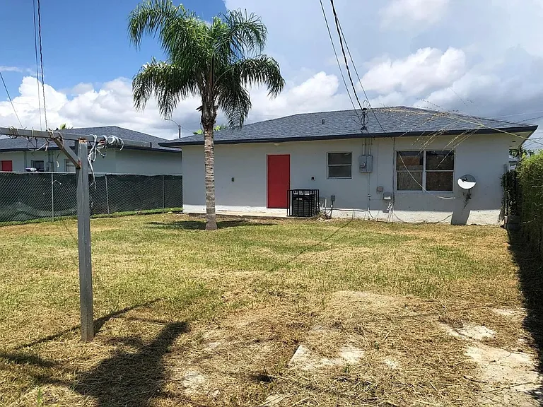 1218 NW 8th Pl — Photo 3