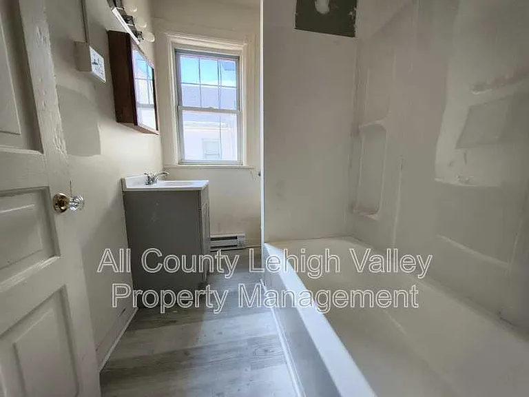427 W Berwick St — Photo 6