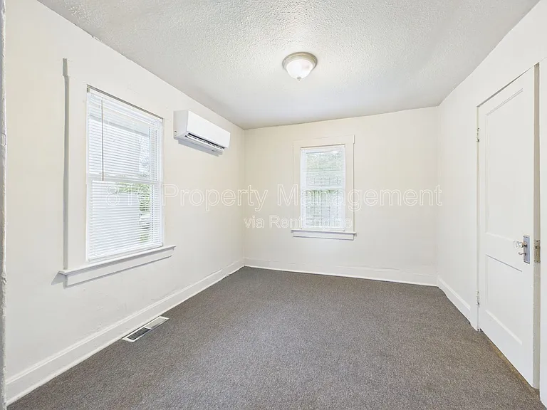 4028 E 68th Ter — Photo 11