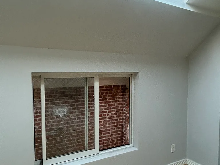 1043 S Grand Ave — Photo 16