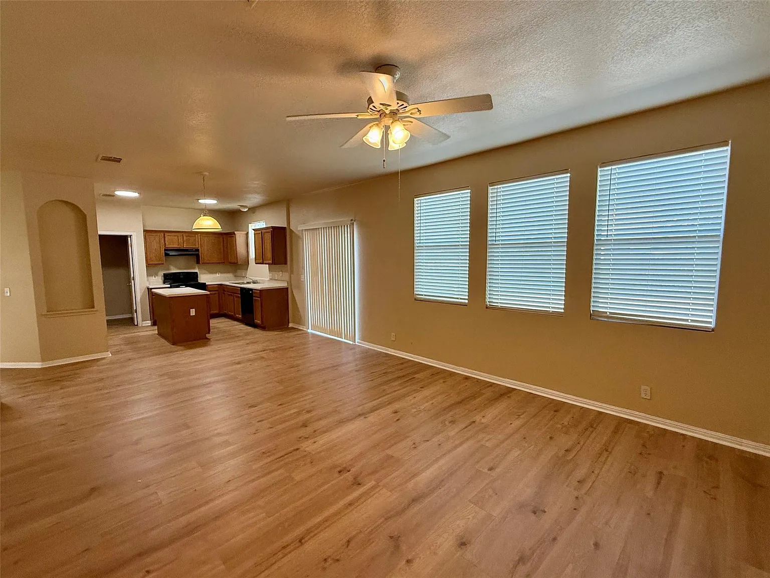 4 bed, 2.5 bath, 2350 sqft, $2,195 — Photo 4