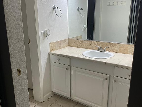 3rd image of 877 Woodside Ln E Unit 8