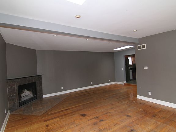 5th image of 121 E Anita Ave