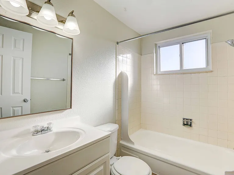 Allison Court Apartments — Photo 20