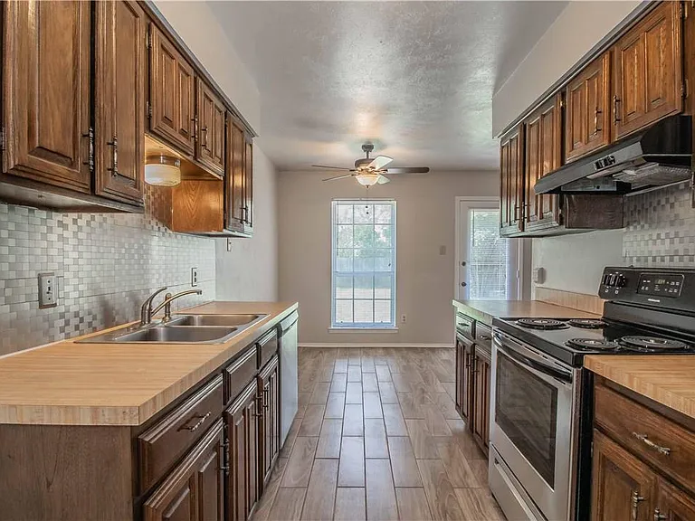 711 Edgemont Pl — Photo 3
