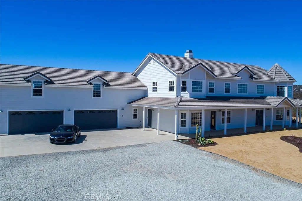 5 bed, 4.5 bath, 4800 sqft, $6,900 — Photo 1