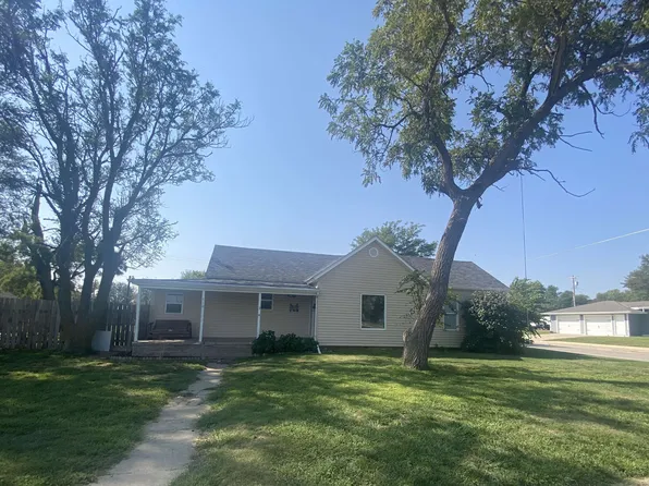 510 W 11th St, Ellis, KS 67637