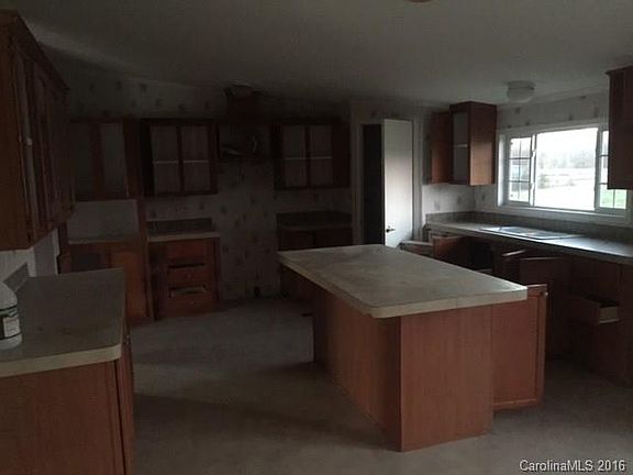 5th image of 105 Hickory Nut Dr