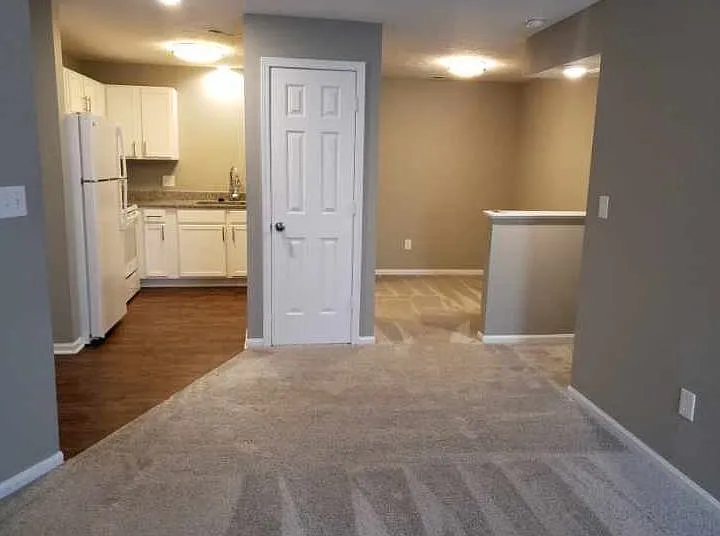 Lakeview Court Apartments — Photo 2