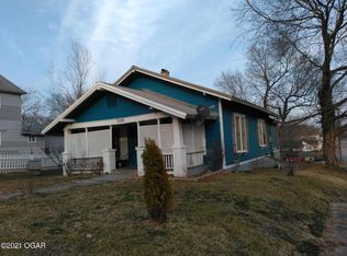 1046 Clinton St, Carthage, MO 64836