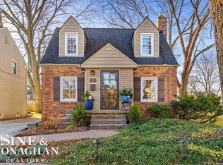 1379 Hampton Rd, Grosse Pointe Woods, MI 48236