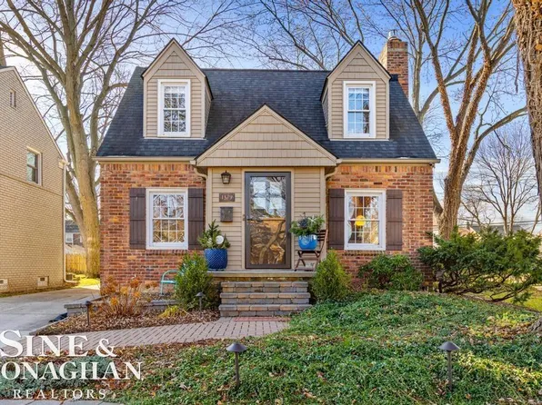 1379 Hampton Rd, Grosse Pointe Woods, MI 48236