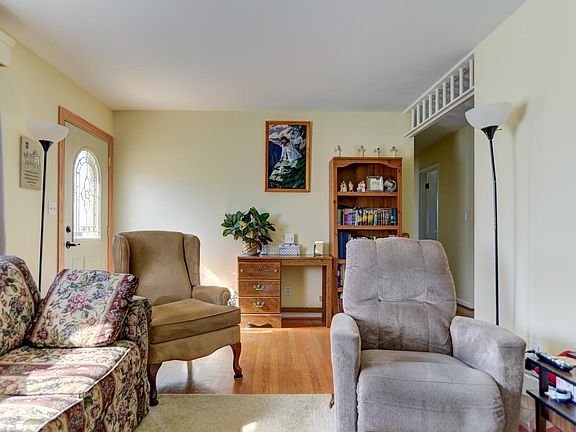 5th image of 271 Deerwood Dr