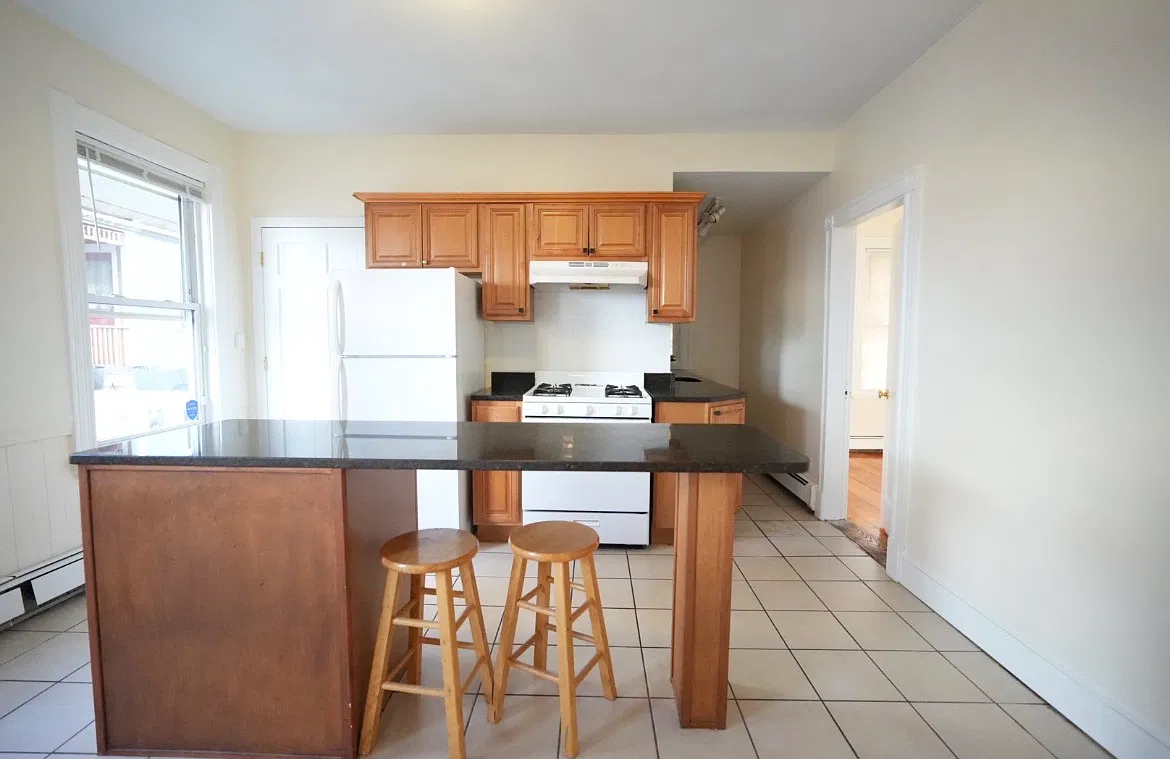 3 bed, 9999 sqft, $3,200 — Photo 3