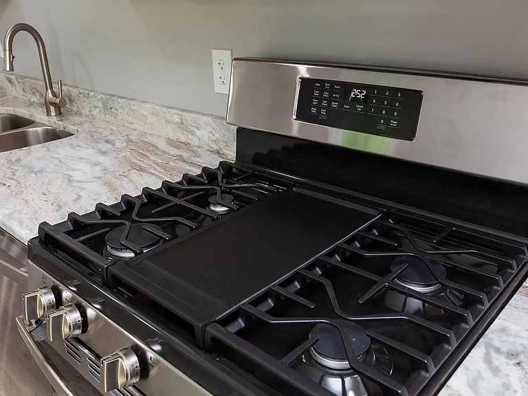 Gas stove with griddle