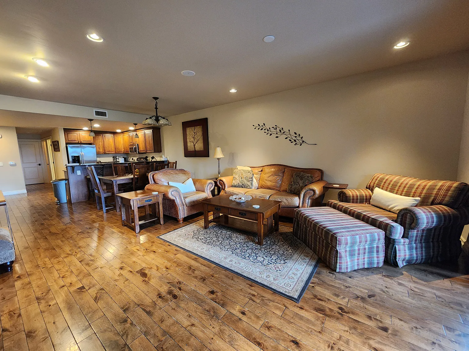 3 Bedrooms 2 bath Fully furnished Condo with Hardwood floors! — Photo 4