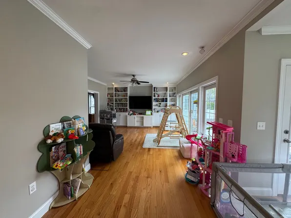 43 Canterbury Rd, Waltham, MA 02453