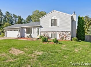 5701 Gatewood Dr SE, Kentwood, MI