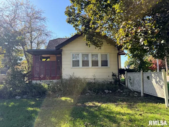 2208 W Forrest Hill Ave, Peoria, IL 61604