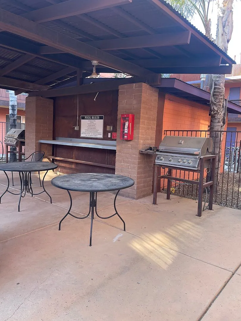 Lovely 3 Bedroom Condo!! Close to the University of Arizona!! Perfect for Students!! — Photo 3