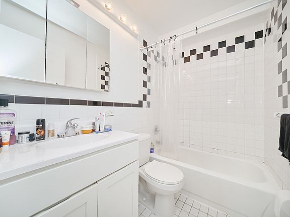 5th image of 337 W 43rd St APT 3D