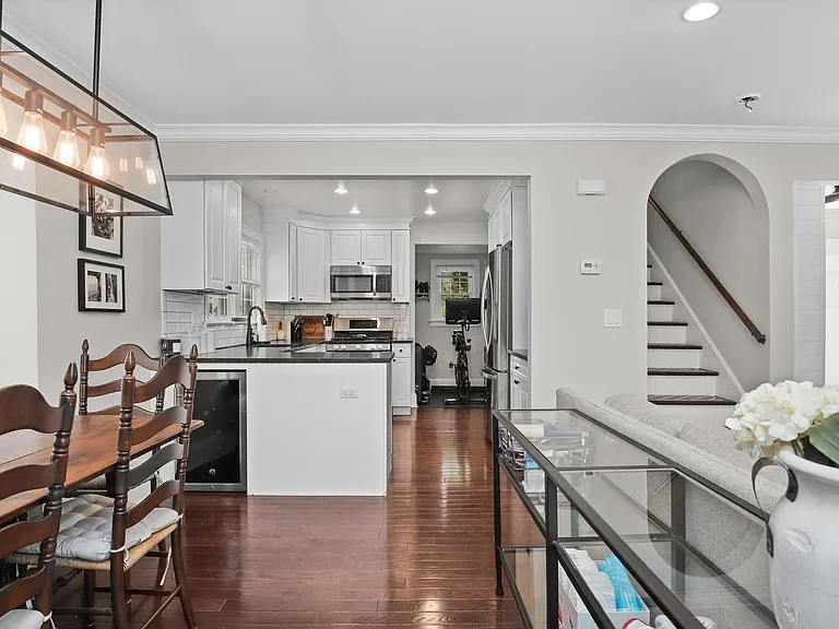 24 Nicholas Ave — Photo 7