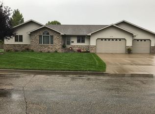 916 13th Ave SE, Minot, ND 58701