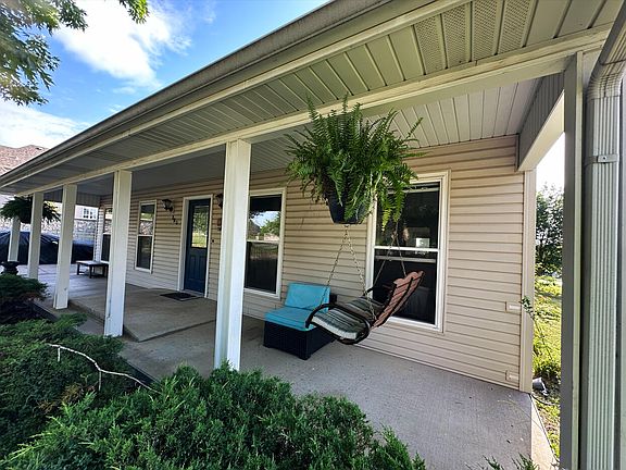 3rd image of 880 Redel Place