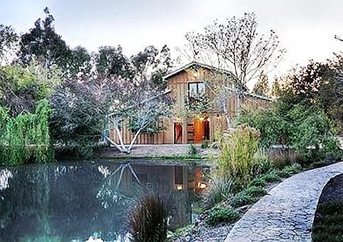 Entertainment Pavilion, Path