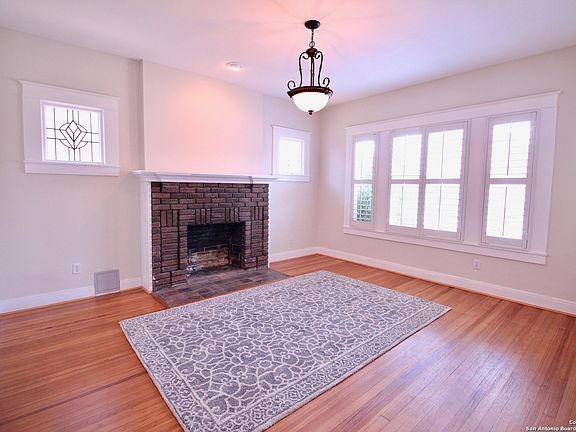 3rd image of 923 N PINE ST