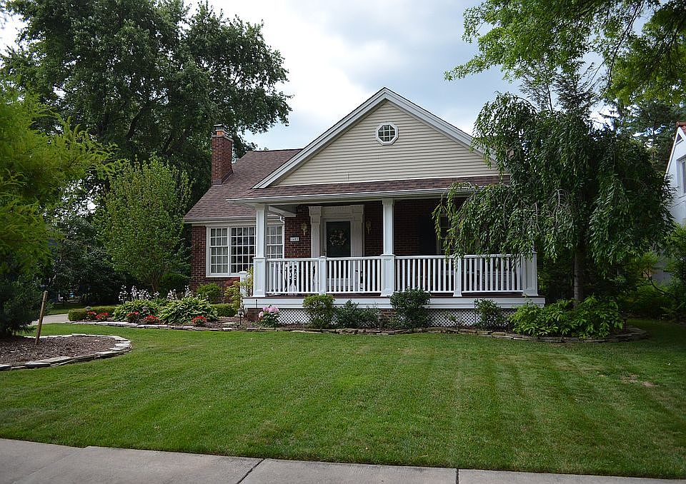2nd image of 1453 Hawthorne Rd