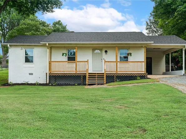 141 Lowell St, Lexington, NC 27295