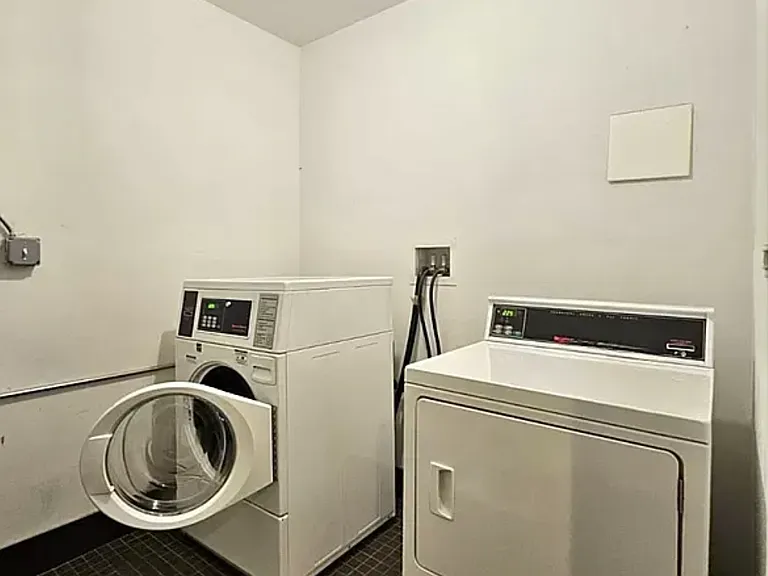 2309 Astoria Blvd #1R — Photo 12