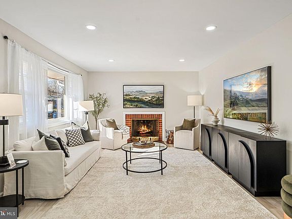 5th image of 1513 Flora Ln