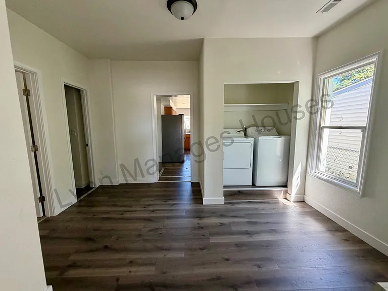 1010 W 20th St — Photo 4