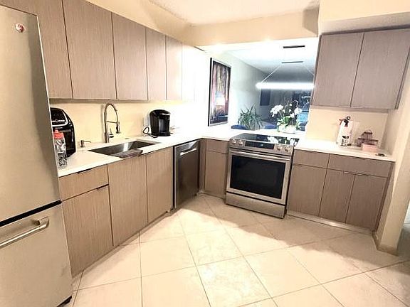 4th image of 429 Lakeview Drive #103