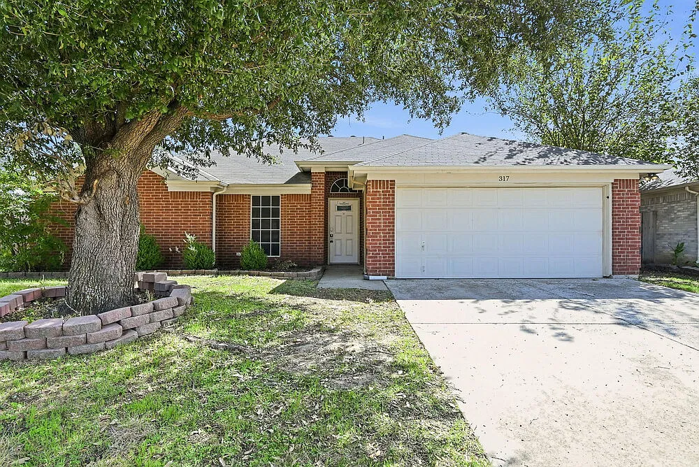 3 bed, 2.0 bath, 1636 sqft, $2,205 — Photo 1