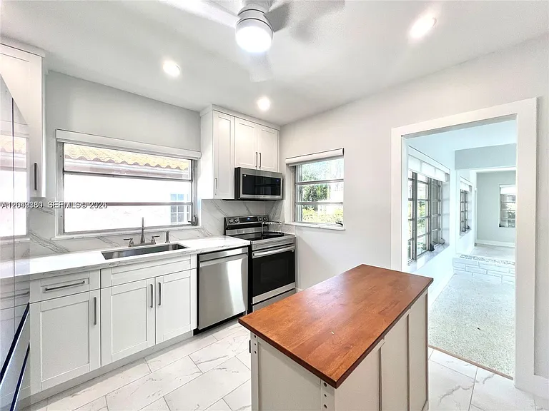 2245 SW 25th Ter — Photo 2