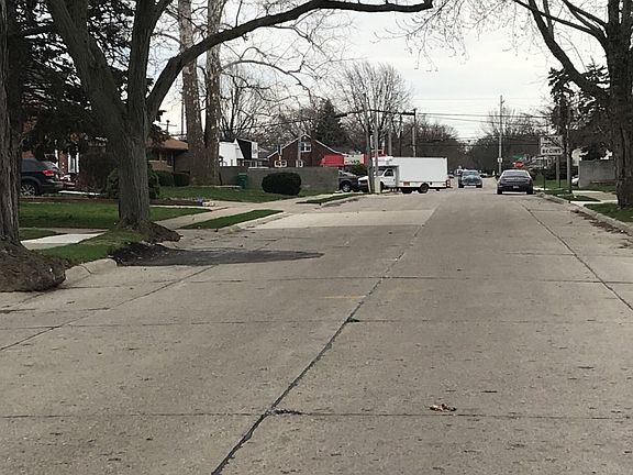4th image of 22800 Firwood Ave