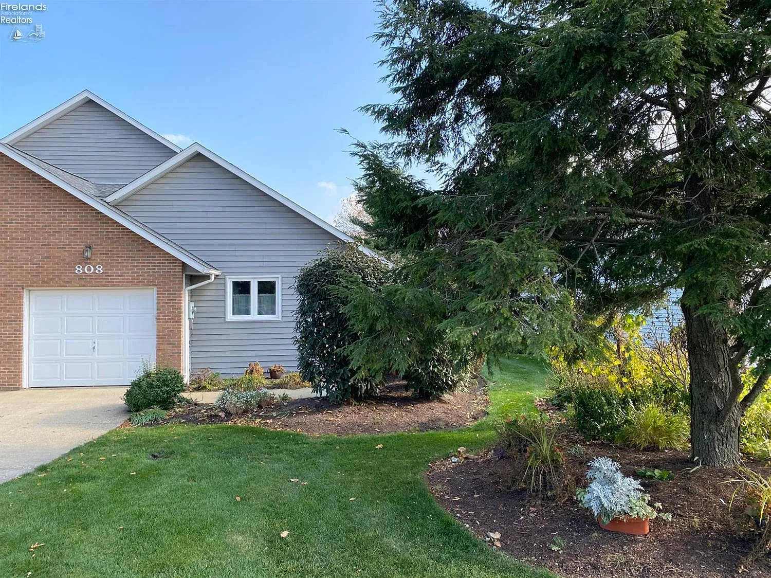 808 Martha Dr photo 1