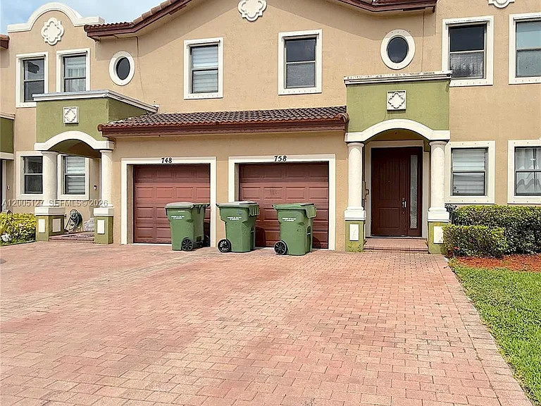 758 NE 34th Ave — Photo 5
