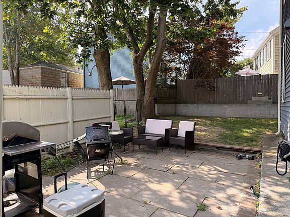 4th image of 17 Davis St