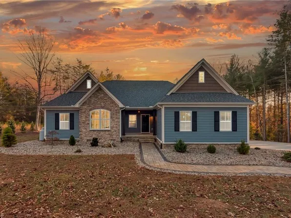 469 Burberry Dr, Purlear, NC 28665